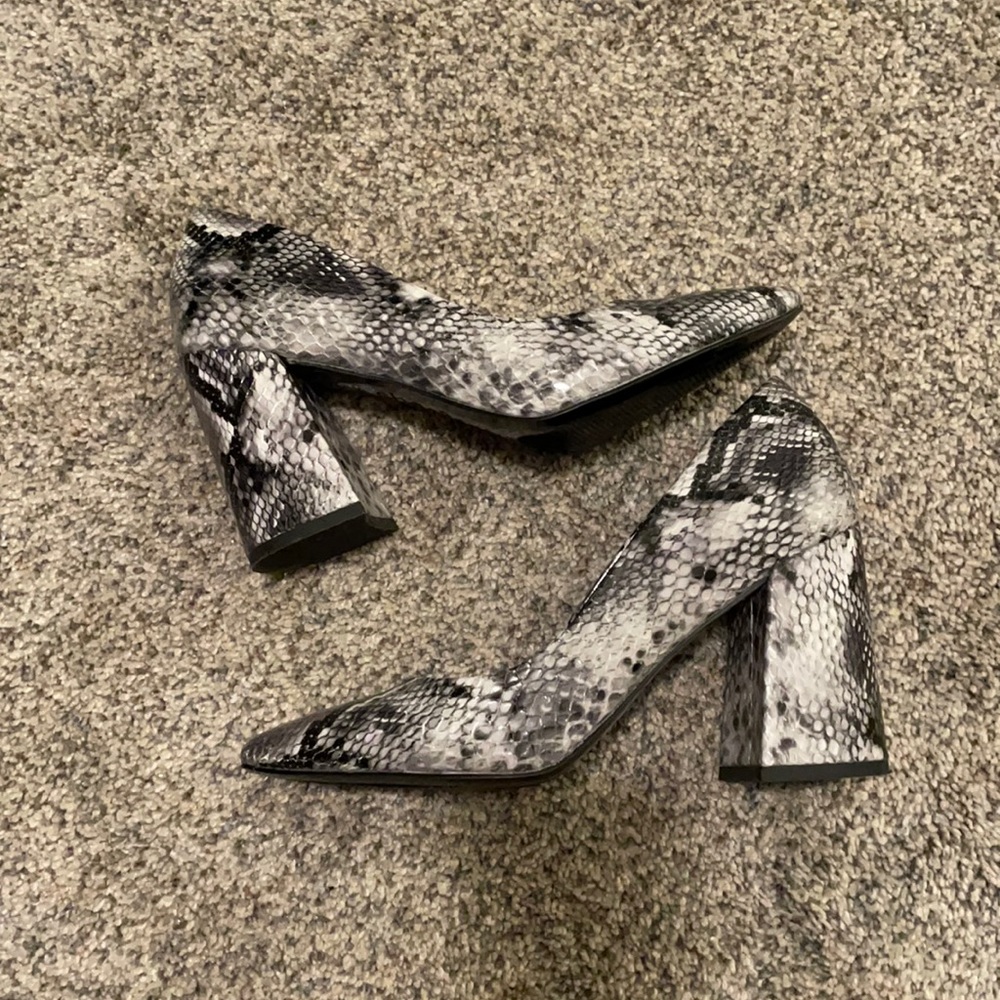 NWOT Black Snakeskin Block Pointed Toe Heel